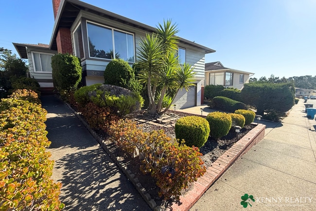 Building Photo - Bright and Spacious 3BD/3BA Home with Bonu...