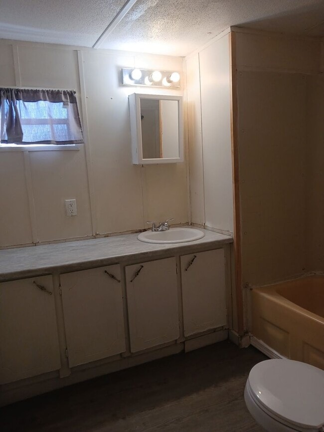 Building Photo - “Comfortable and Convenient” 3 bedroom 2 bathroom