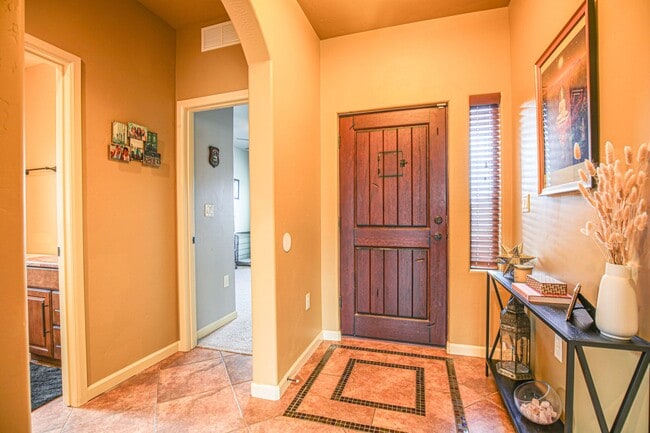 Building Photo - Beautiful 4 Bed 2 Bath - Dogs Allowed!