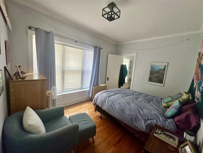 Building Photo - 1048 W Bryn Mawr Ave