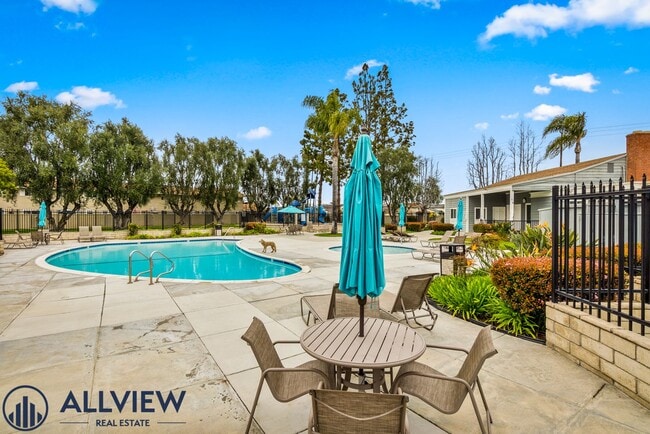 Building Photo - 1 Bed/1 Bath Available in Huntington Beach