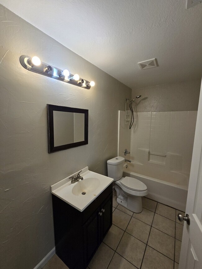 Building Photo - 908 Cooper Ln