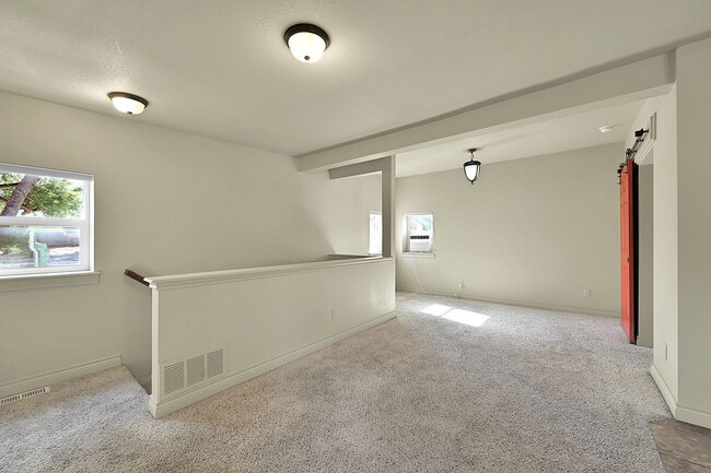 Building Photo - Nestled in DT OCC- Updated 2 bed 1 bath, w...