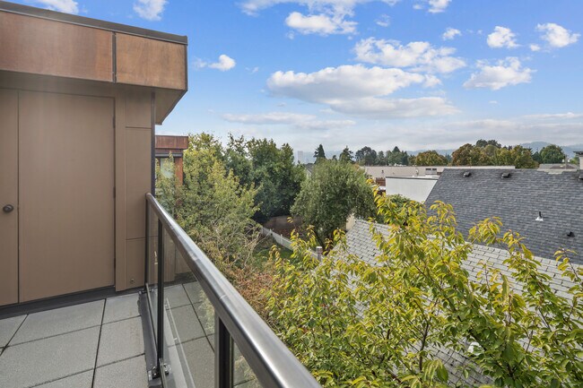 Building Photo - 504 NE Brazee St