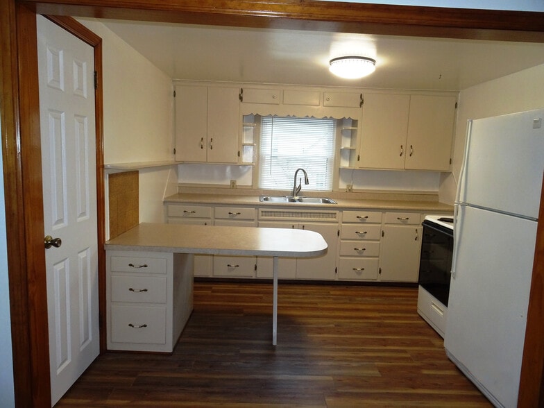 Building Photo - 833 S Cory St