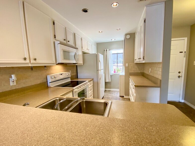 Building Photo - 1804 Capital Pkwy