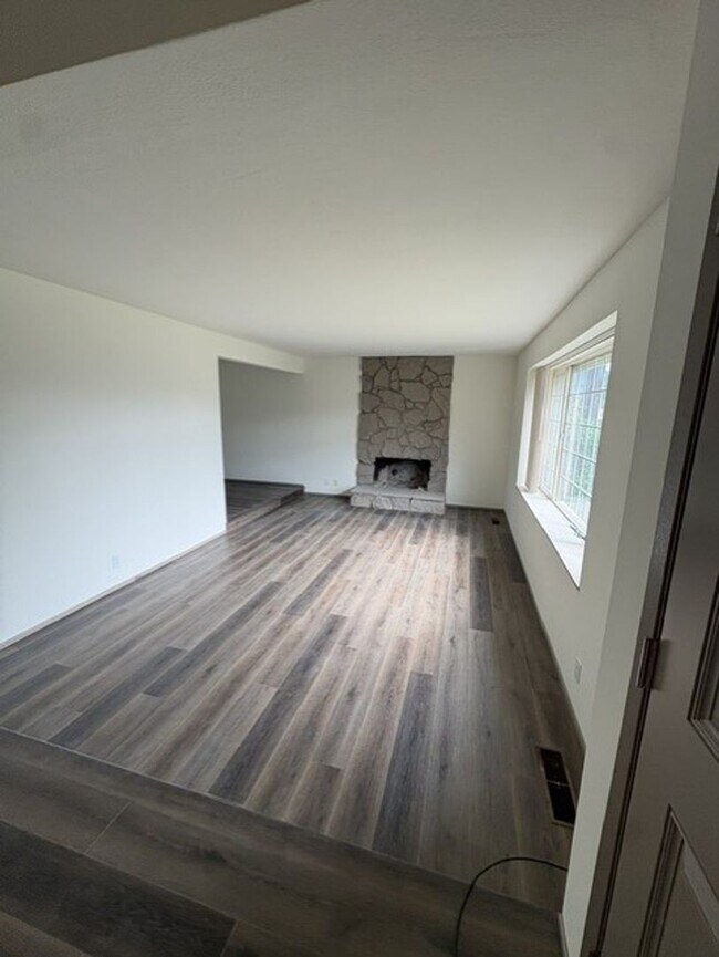 Building Photo - Newly remodeled Thurston  Home