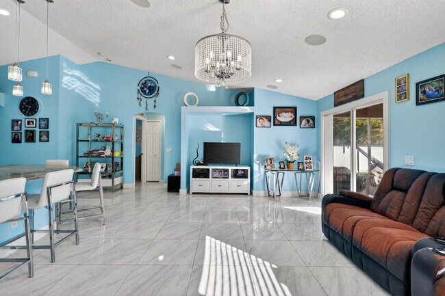 Building Photo - 1121 SW Ivanhoe St