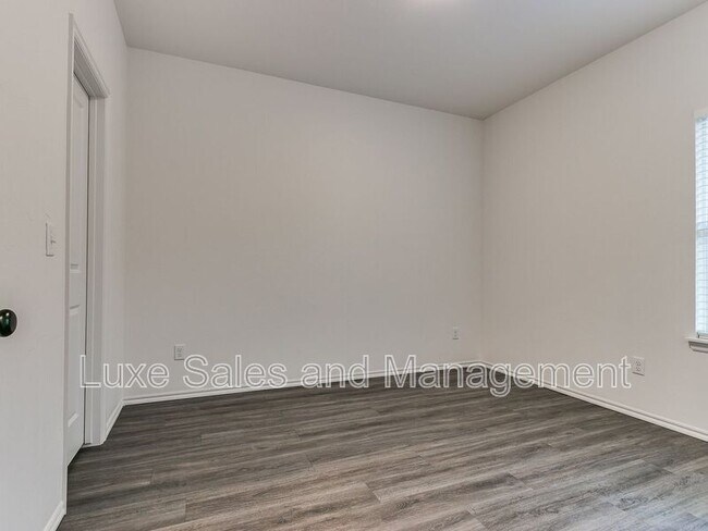 Building Photo - 8012 NW 110th Dr