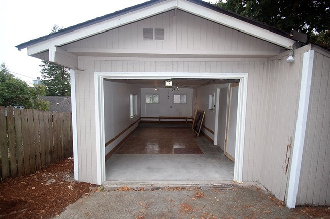 Building Photo - PRIVATE 3 BED SEATTLE HOME FOR RENT W EASY COMMUTE & BIG LOT