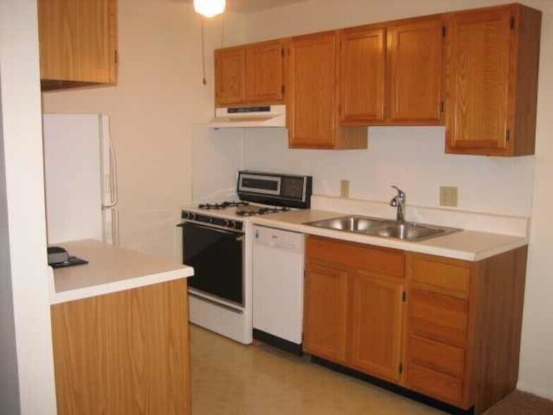Building Photo - 125 Twin Oaks Dr