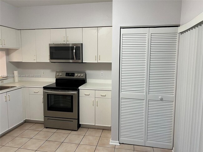 Building Photo - 16658 Hemingway Dr