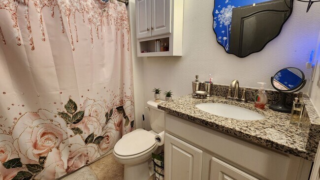 Building Photo - FOR RENT!!! SIMPLY STUNNING  3 BEDROOM 2 B...