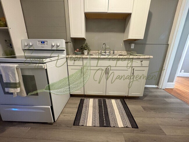Building Photo - ORIGINAL HARDWOOD FLOORS! 1/2 MONTH OF FRE...