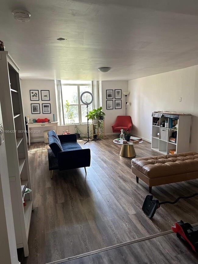 Building Photo - 3720 Inverrary Dr