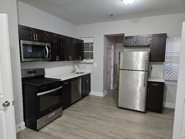 Building Photo - 3914 Ridgewood Ave