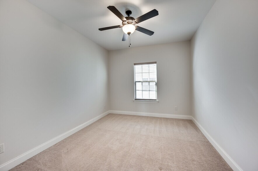 Building Photo - 1325 Moher Blvd
