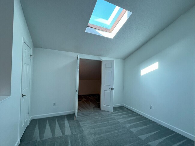 Building Photo - 108 Southlake Ct