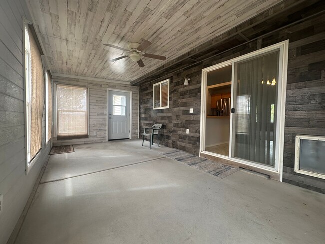 Building Photo - Nicely appointed 3bed, 2bath, 1,295sq.ft. ...