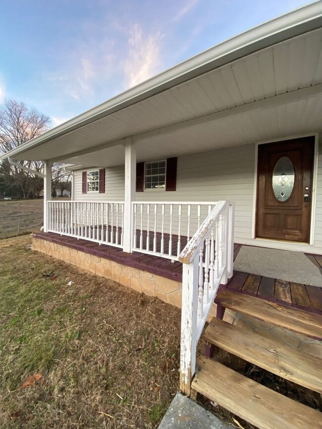 Building Photo - Now accepting applications for a 2 bedroom...