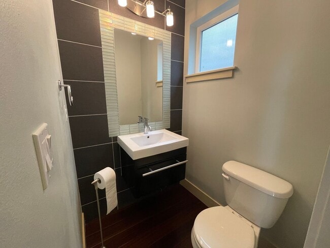 Building Photo - Modern Green Lake Townhome on Quiet Street!