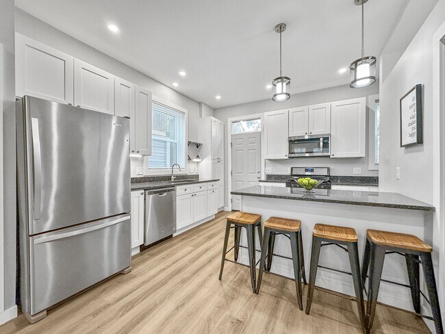 Building Photo - Newly Renovated 2 Bed, 2.5 Bath Furnished Home in Columbus