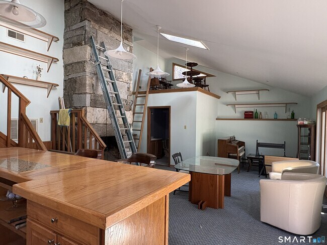 Building Photo - 40 Looking Glass Hill Rd