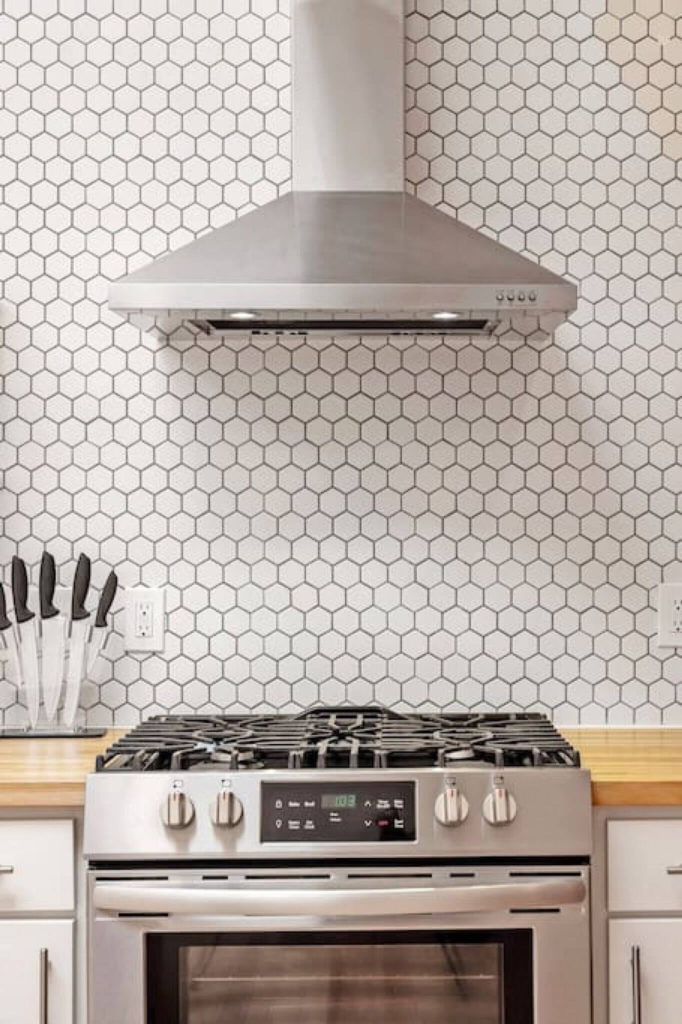 Building Photo - 120 E 13th St