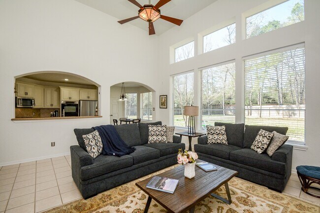 Building Photo - 14 Guinevere Pl