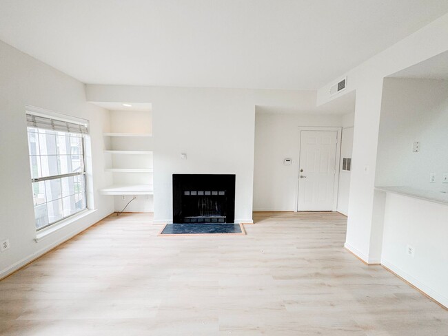 Building Photo - Beautiful 1 Bed 1 Bath Condo With Patio In...