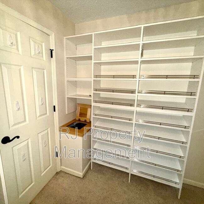 Building Photo - 8610 Dena Cove W