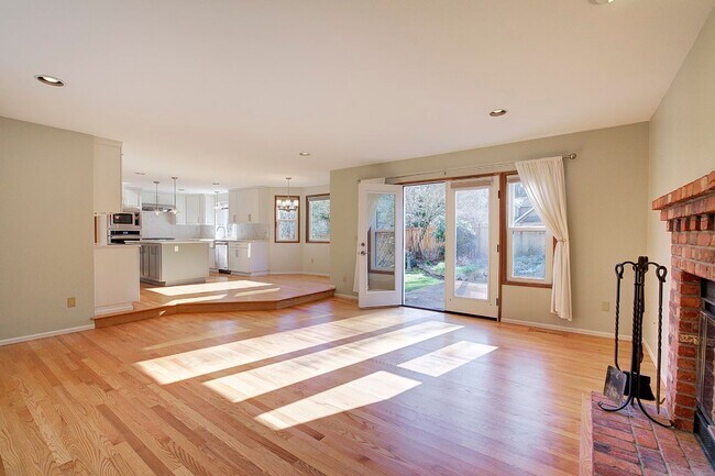 Building Photo - 4Bd/2.5Ba Renton House