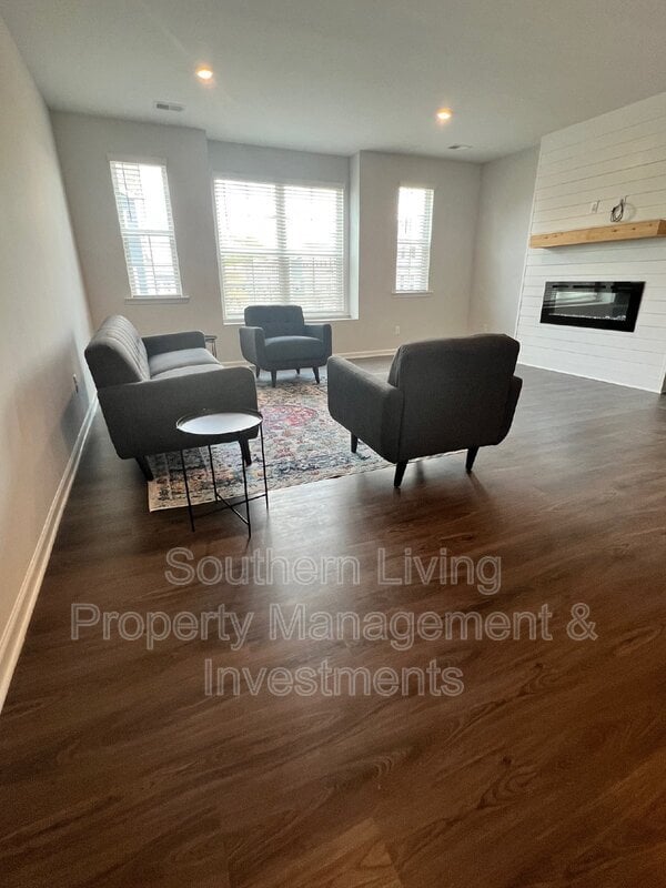 Building Photo - 6985 Waterstone Dr