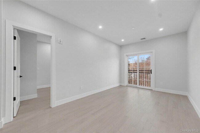 Building Photo - 10 Market St