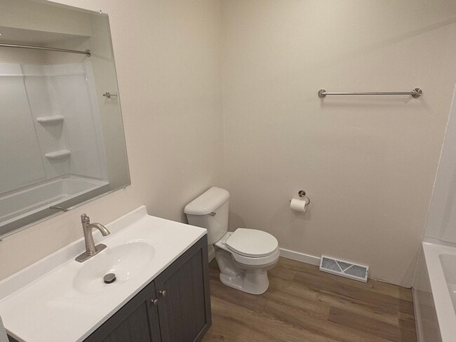 Building Photo - Updated 2 bedroom Hartford ranch