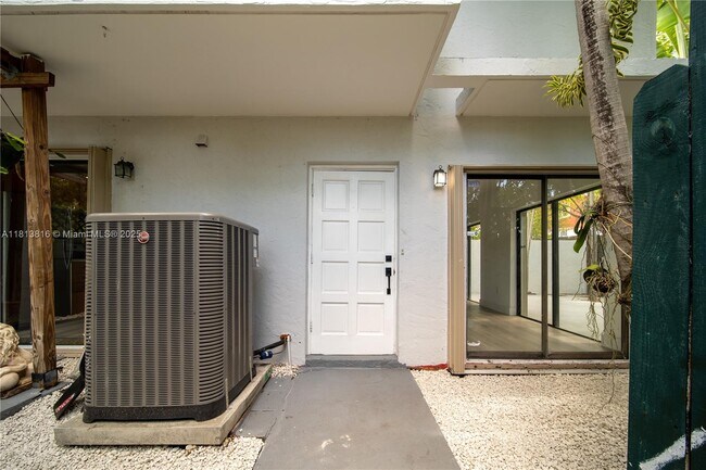 Building Photo - 2745 SW 32nd Ave