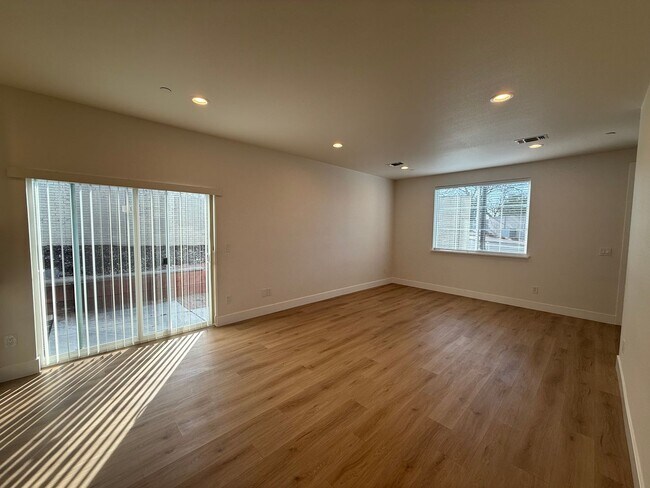 Building Photo - 8461001/85