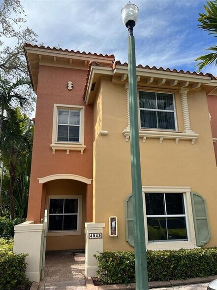 Primary Photo - 4949 N Harbor Isles Dr