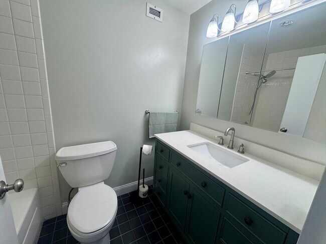 Building Photo - 77 Adams St