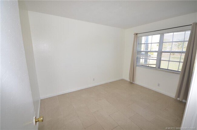 Building Photo - 1566 SE Royal Green Cir