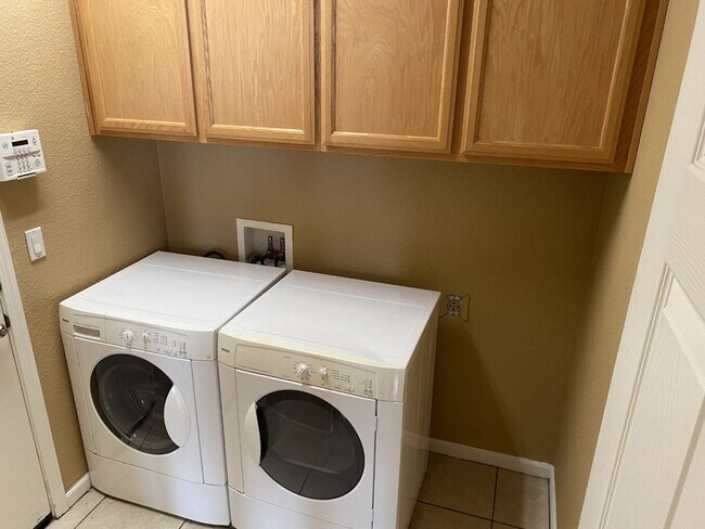 Building Photo - Newer 3 Bed, 2 Bath with HUGE Kitchen and ...