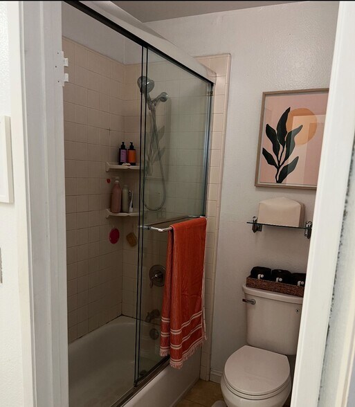 Guest Bathroom - 5051 La Jolla Blvd
