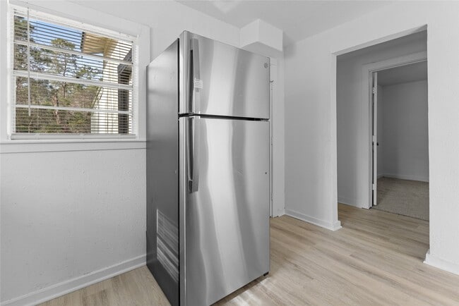 Building Photo - 16643 Lake Cir