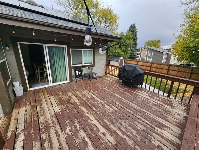 Building Photo - Stunning 3 Bed 1 Bath Unit With Deck!