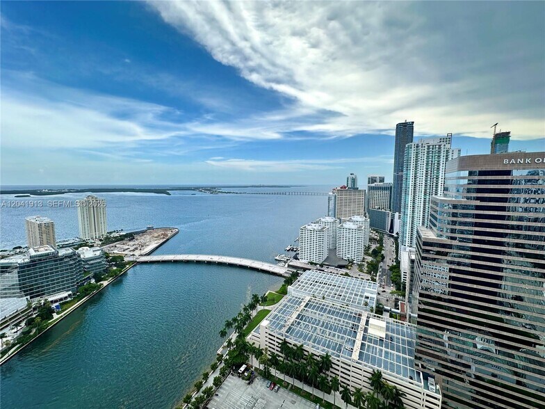 Building Photo - 495 Brickell