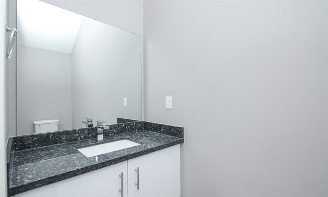 Building Photo - 309 E 43rd St