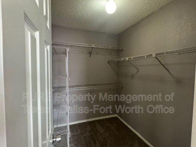 Building Photo - 1404 Straus Rd