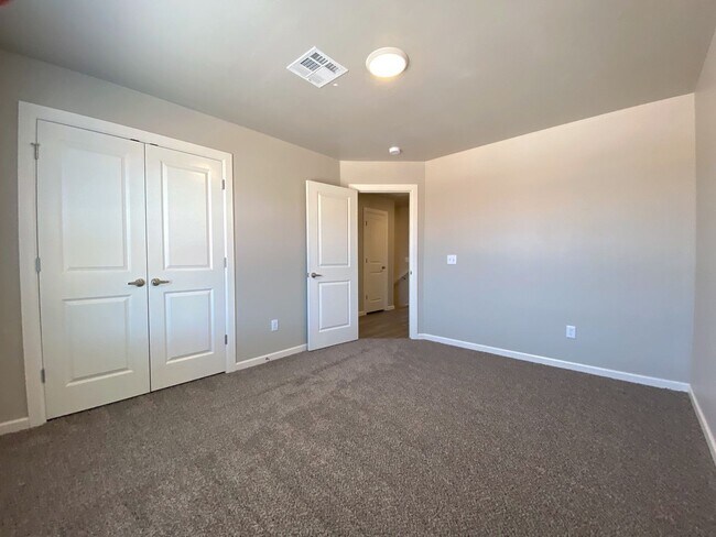 Building Photo - Townhome in Deer Creek Schools!