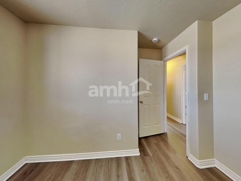 Building Photo - 340 W Oaks Dr