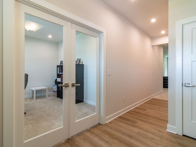 Building Photo - WINTER RENTAL - 3 BED 2.5 BATH SINGLE FAMI...